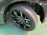 タイヤサイズは165/55R15です。日産純正アルミ装着車です。