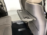 運転席の背もたれには、2列目シート用にカップホルダー付きの「格納式のシートバックテーブル」を装備しています。休憩時のちょっとした時間などカップを置いたり、小物置きに使えて便利です。