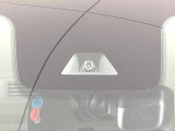 【三菱e-Assist】走行中に前方の車両等を認識し、衝突しそうな時は警報とブレーキで衝突回避と被害軽減をアシスト。より安全にドライブをお楽しみいただけます。