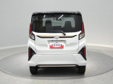 【安心の後ろ姿】スッキリとしたデザインのテールランプを採用。車両感覚が掴みやすい四角いフォルムで、後方の安全もしっかりと見守ってくれます。