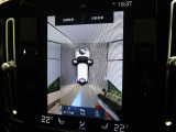 【360&deg;ビューカメラ】4台の高解像度カメラで360度の鳥瞰図を表示。隣の車や壁、死角にある障害物などを画面で確認できるため、狭いスペースでの駐車・出入りも安心です。