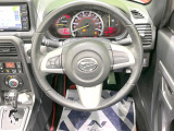 インテリアに合わせたデザインのステアリングは、運転される方のことも考え、運転しやすい形状、大きさです。是非一度、実際に触ってお確かめください。