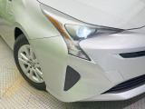 【LEDヘッドライト】悪天候や夜間走行時も良好な視界を確保し安心して運転できる高輝度LEDヘッドライトを装備!点灯速度が早く、消費電力も抑えられています。