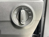 ダイヤル式のLEDヘッドライトスイッチ。オートライトも装備され、夕方やトンネルが続く道路でも手を煩わせません