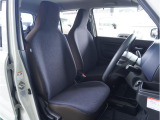 【清潔感のある運転席&助手席】隅々までクリーニングの行き届いた運転席&助手席。目立ったシミや汚れ等もございません。