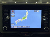 ディスプレイオーディオやカーナビは、現代のドライブにおいて欠かせない装備のひとつです。初めての場所でも迷いにくく、快適なルート案内で運転をサポートします。移動中のエンターテインメント性も高まります。
