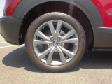 18インチ純正アルミホイールを装備。タイヤサイズは215/55R18となります。
