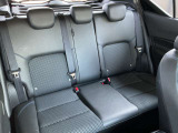 ゆったりしたリヤシート。足元空間も広くリラックスしてドライブが楽しめます