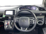 運転席まわりです。 各操作スイッチは使いやすい位置に配置されてます。