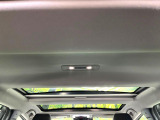 【パノラマルーフ】大型のガラスルーフ搭載で車内の解放感が一気にアップ!開放的なドライブをお楽しみいただけます。