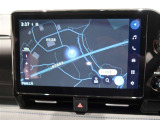 大画面10.5インチディスプレイオーディオを装備。スマホとクルマをつなぐことで、これまでのナビに加えて、いろんなサービスが楽しめます。