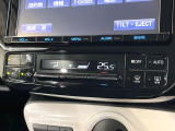 【オートエアコン】一度お好みの温度に設定すれば、車内の温度を検知し風量や温度を自動で調整。暑い&hellip;寒い&hellip;と何度もスイッチ操作をする必要はありません。快適な車内空間には必須の機能ですね♪