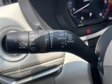 【オートワイパー(AUTO)】雨が降り出した時に、雨滴検出用センサー(レインセンサー)が雨滴を感知すると、自動でワイパーが動作します。