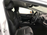 高いホールド性で運転姿勢が安定します。長距離ドライブでも疲れにくいのが魅力です。快適なドライビングライフをお送りください♪