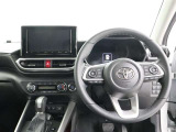 シックな色使いの運転席周りです!すっきりとしたデザインで上品な色使いです。居心地の良い運転席、長く座ってられるリラックスできるデザインがいいですね♪