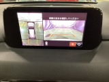 狭い場所での駐車やすれ違いなどでより的確な運転操作に役立つ360&deg;ビューモニターが装備されています。