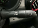 【オートライト】車のセンサーが周囲の明るさを感知し、自動でヘッドライトを点灯・消灯する機能です。この機能は夕暮れ時の交通事故が多い時間帯の安全性を高めてくれます。
