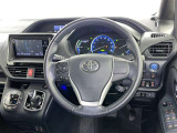 運転席まわりです。 各操作スイッチは使いやすい位置に配置されてます。