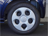 【ホイールキャップ】車に良く似合う純正ホイールキャップが装備されています。ノーマルタイヤ、スタッドレスタイヤもスズキ自販島根にお任せください。