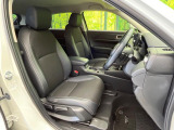 【ハーフレザーシート】高級感と座り心地を両立した人気のシート♪背面・座面のファブリック素材は、通気性の良さや滑りにくさに優れています。気温や服装に左右されず快適にお乗りいただけます。