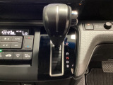 CVT車のセレクトレバーです。低速から高速まで、変速ショックのないスムーズな走りを実現するとともに、エンジン効率のよい領域を維持することで燃費にも貢献します。