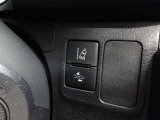 【車線逸脱防止機能】ウィンカーをださずに車線逸脱をするとディスプレイ表示と警報ブザーで注意を促します。
