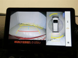 パノラミックビューモニター付きです。車両を上から見たような映像をディスプレイオーディオ画面に表示。運転席からの目視だけでは見にくい、車両周辺の状況をリアルタイムでしっかり確認できます。