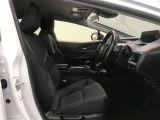 高いホールド性で運転姿勢が安定します。長距離ドライブでも疲れにくいのが魅力です。快適なドライビングライフをお送りください♪