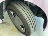 14インチタイヤと純正ホイールカバー。高い走破性と低燃費を兼ね備えたエコタイヤを採用しています。