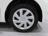 タイヤサイズは(155/65R14)でキャップ付きスチールホイールです。