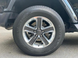 タイヤサイズは25570R18です。