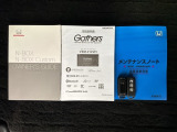 スマートキーは鍵をバッグに入れたままでもドアロックの開閉やエンジンのON・OFFができます。夜間や雨の日も鍵を探さなくて良いので便利です。