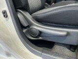 シートハイトアジャスターが付いているので運転姿勢を調整するのに便利ですね。身長に合ったシートポジションは安全運転や疲労軽減にもつながります。