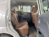 ベンチシートなので姿勢の自由度も高くどちらのドアからでも乗車可能です♪
