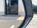 【ブラインドスポットモニター】走行中、ドアミラーの死角になりやすい箇所に後続車が接近するとサイドミラーのレンズに警告を表示!ドライバーに注意喚起をしてくれます。