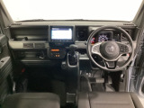 車内は光触媒抗菌消臭施工済です。インパネ周りはスタイリッシュなデザインです。グローブボックスやカップホルダーのほかにトレーなどたくさんの収納スペースが付いています。
