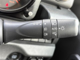 【オートライト(AUTO)】外の明るさをシステムが感知して、自動でヘッドライトが点灯します。ヘッドライトをつけ忘れを防ぐ便利機能です。