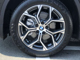 BMW純正18インチホイール。洗練されたデザインで、足元の個性を引き立てます。