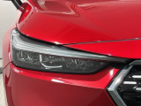 LEDヘッドライトは、点灯の瞬間から最大光量を発揮し、突然暗くなるトンネルなどでの安定感を高めます。