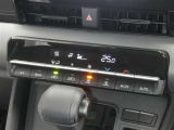 【オートエアコン】車内温度を感知して自動で温度調整をしてくれるのでいつでも快適な車内空間を創り上げます!どの席に座っても快適なドライブが楽しめます♪