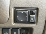 狭い駐車場で便利な電動格納ドアミラーが付いています。