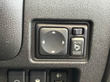 狭い駐車場で便利な電動格納ドアミラーが付いています。