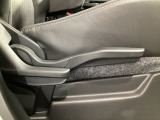 運転席にはドライバーの体型や好みに応じて前後方向だけでなく、高さの調整ができるシートリフターを装備!