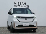 オプションのアダプティブLEDヘッドライト。フロントカメラで前方の状況を検知し対向車や先行車に眩しい思いをさせることなく必要なところだけを遠くまで照射します。
