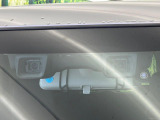 【スズキ セーフティサポート】走行中に前方の車両等を認識し、衝突しそうな時は警報とブレーキで衝突回避と被害軽減をアシスト。より安全にドライブをお楽しみいただけます。
