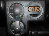 オートエアコンです。車内を設定温度に保ち、快適空間をキープします。