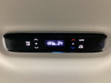 ルーフ中央にエアコン操作パネルがついていますので、2列目・3列目にお乗りの方も快適に過ごせます。