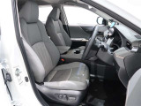 合皮+ファブリックのコンビシートで運転席はパワーシートで微妙なポジション調整も可能です!