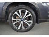 純正18インチアルミホイル/タイヤサイズは225/55R18です