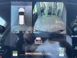 【マルチテレインモニター】車のフロントやサイドのカメラ画像を同時にモニター表示することで、悪路や狭い道を走行時でも周囲の状況確認ができ安心!本格SUVにうれしい装備です♪